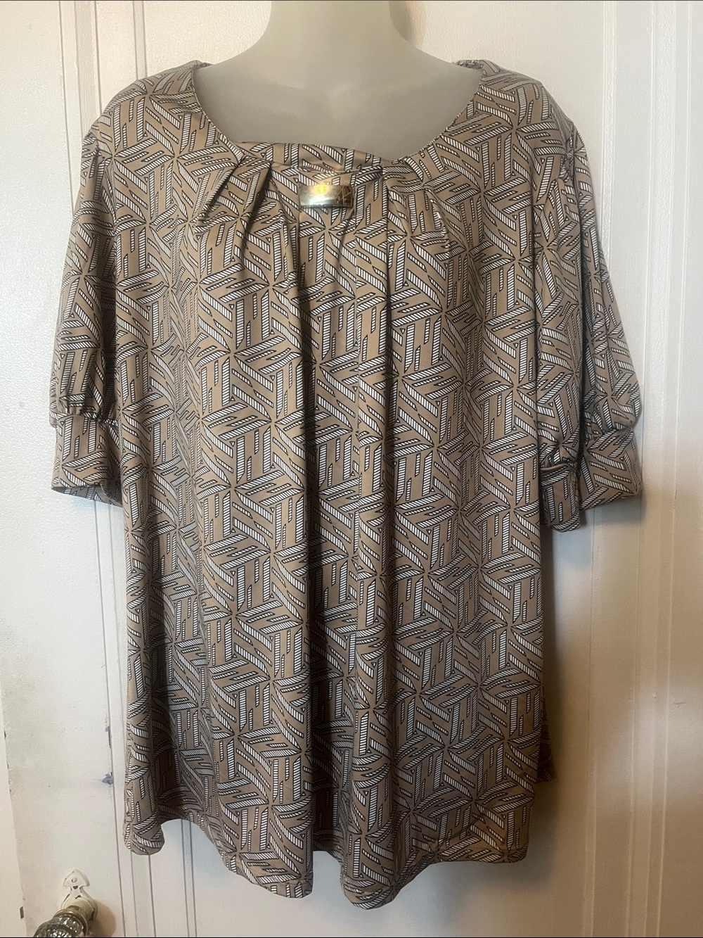 Notations Beige and White Geometric Scoop Neck Top 1X